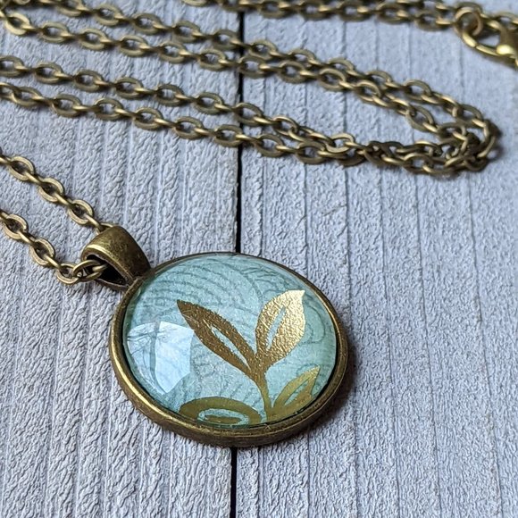 Glass Dome Cabochon Necklace with Gold Leaves & Pale Green Lines Pattern - Picture 15 of 16